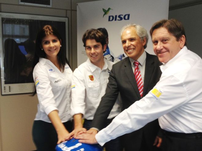 El representante de DISA con Fernando Capdevila y los dos pilotos.