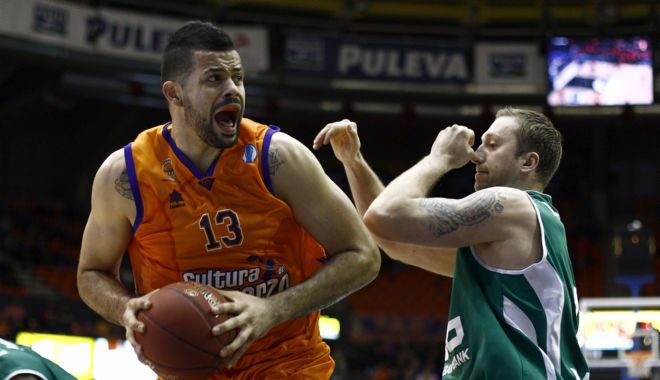 El jugador del Valencia Basket, Vitor Faverani (i), frente a la defensa del jugador de Unics Kazan, Vladimir Veremeenko.