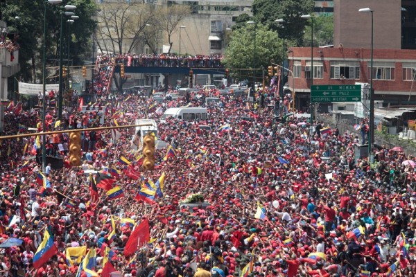 Fotografía cedida por Miraflores que muestra a miles de seguidores acompañando el féretro del fallecido presidente de Venezuela, Hugo Chávez.