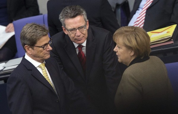 El ministro de Defensa alemán, Thomas de Maiziere (c), el ministro de Exteriores, Guido Westerwelle (i), y la canciller alemana, Angela Merkel.