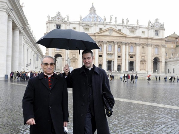 El cardenal español Abril y Castello (i) atraviesa la plaza de San Pedro al concluir la cuarta congregación de cardenales preparatoria del cónclave que elegirá al sucesor de Benedicto XVI, en el Vaticano.