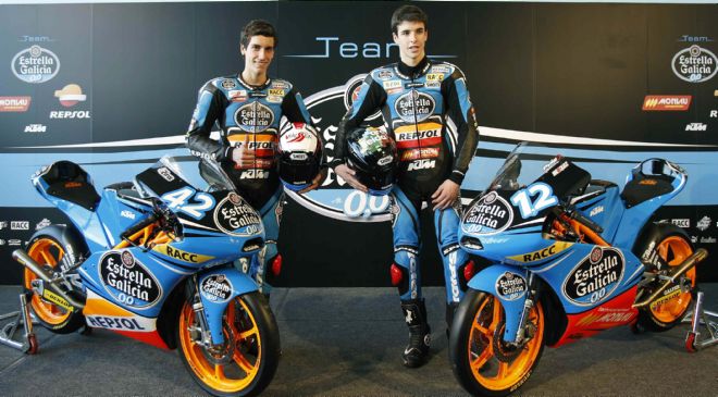 Los pilotos catalanes Alex Rins (izq) y Alex Márquez posan durante la presentación hoy, 7 de marzo de 2013, en Barcelona, del equipo Repsol Moto 3 que participará en el Mundial de Motociclismo.