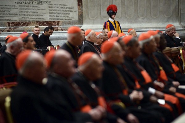 Varios cardenales rezan durante la Congregación encargada de fijar la fecha del comienzo del cónclave, en la Basílica de San Pedro.