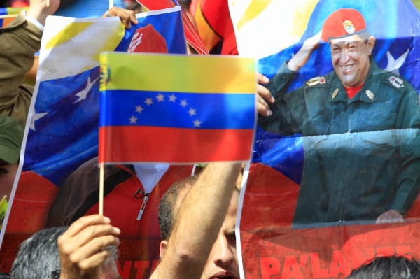 Varias personas participam en un homenaje al fallecido presidente venezolano Hugo Chávez.