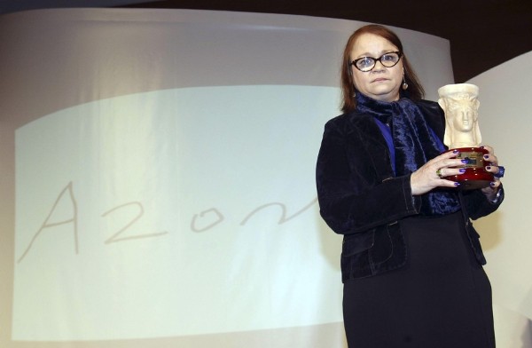 La escritora Zoe Valdés con el premio Azorín de Novela.