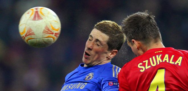 El jugador del Chelsea Fernando Torres (i) disputa un balón con Lukasz Szukala (d) del Steaua Bucharest.