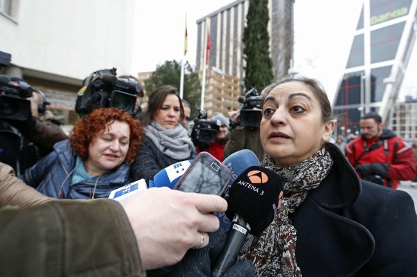 La abogada de la acusación particular María José Siñeriz (d), atiende a los medios de comunicación a las puertas de los Juzgados de la Plaza de Castilla.