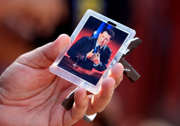 Un simpatizante del Presidente de Venezuela, Hugo Chávez, muestra una imagen del fallecido líder.