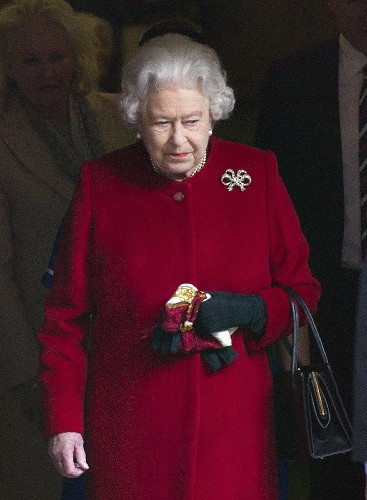 La reina Isabel II de Inglaterra abandona el hospital King Edward VII, en el centro de Londres, Reino Unido, el 04 de marzo de 2013. 