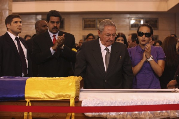 Fotografía cedida por la presidencia de Venezuela muestra al gobernante de Cuba, Raúl Castro (2d), asistiendo a las honras fúnebres del líder venezolano, Hugo Chávez, en la Academia Militar de Caracas (Venezuela). 