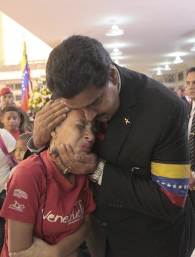 Nicolás Maduro consolando a una mujer en la Academia Militar de Caracas (Venezuela).
