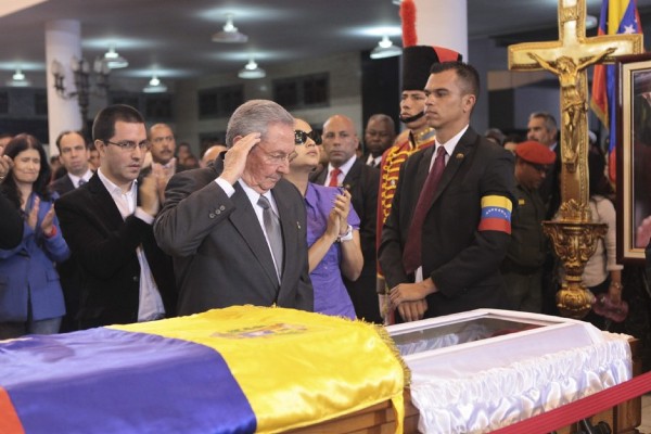 Raúl Castro (c) saluda al cuerpo del fallecido Hugo Chávez.