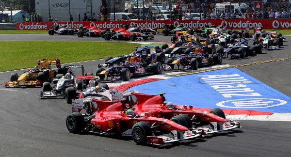 El piloto español Fernando Alonso (Ferrari) acelera su monoplaza ante su compañero de equipo en Ferrari el brasileño Felipe Massa.