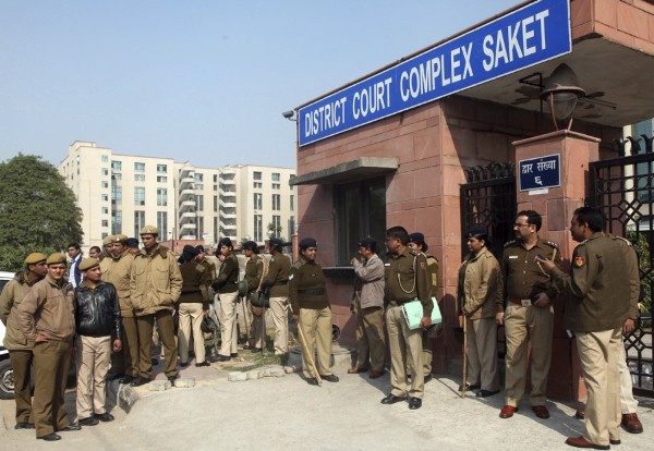 Policías indiosn a las puertas de los juzgados de Delhi Saket en Nueva Delhi (India).