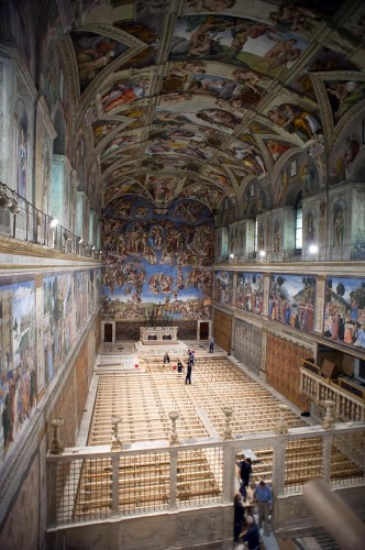 Trabajadores preparan la Capilla Sixtina para el cónclave en el Vaticano.