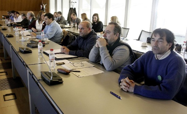 Sindicatos y dirección de Iberia esta mañana, en el rectorado de la Universidad Autónoma de Madrid.