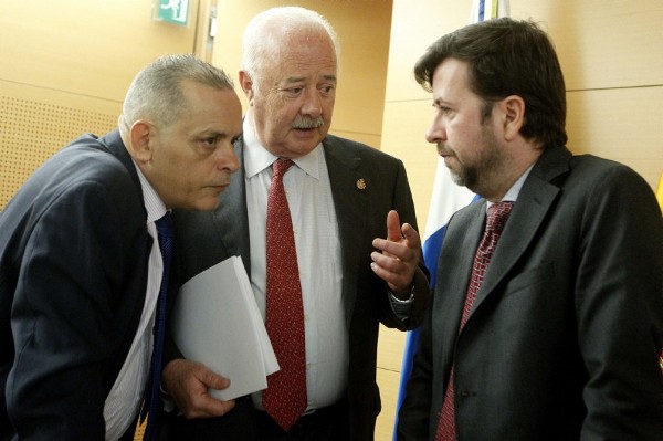 El presidente del Cabildo de Tenerife, Ricardo Melchior (c), conversa con los consejeros Carlos Alonso (d) y Efrain Medina.