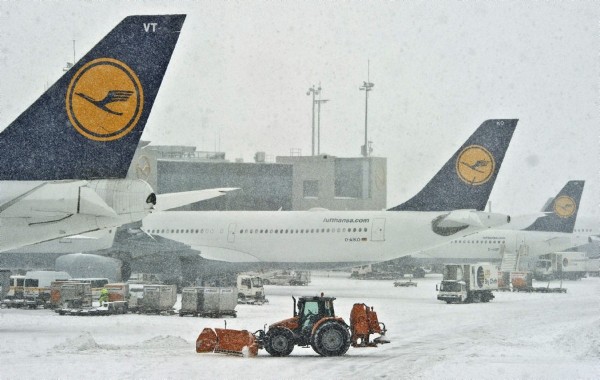 Una máquina quitanieves retira la nieve de la pista en el aeropuerto de Fráncfort.