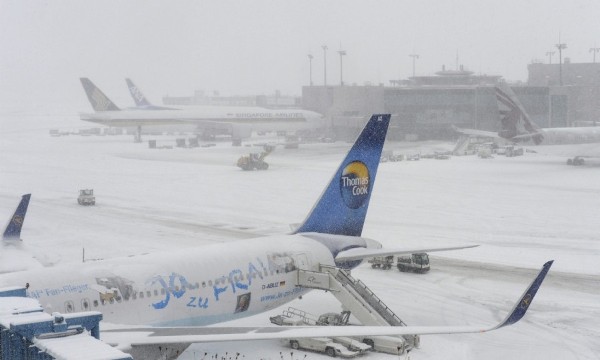 Una máquina quitanieves retira la nieve de la pista en el aeropuerto de Fráncfort en Alemania hoy, martes 12 de marzo de 2013. El aeropuerto de Fráncfort se ha cerrado hoy provisionalmente por el fuerte temporal de nieve que azota Alemania y que ha ocasionado la cancelación de unos 100 vuelos a primeras horas de la mañana.