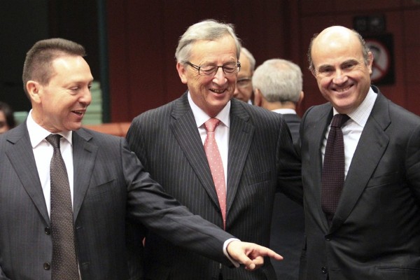 2013 El presidente del Eurogrupo y primer ministro de Luxemburgo, Jean-Claude Juncker (C) , el ministro de Economía español, Luis de Guindos (d), y el ministro de Finanzas griego, Yannis Stournaras, conversan al inicio de una reunión de ministros de Finanzas del Eurogrupo.