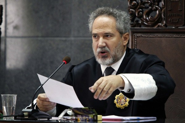 El magistrado Emilio Moya durante la lectura de su voto particular en la vista en la que hoy la Audiencia de Las Palmas ha hecho pública la sentencia del caso Kárate.
