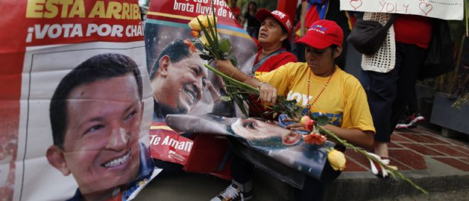 Cientos de venezolanos en el paseo para despedir el cortejo fúnebre de Hugo Chávez.