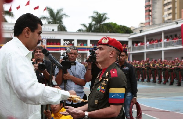 El presidente encargado de Venezuela, Nicolás Maduro, entrega hoy, domingo 17 de marzo de 2013, la espada del libertador Simón Bolívar a un miembro de la Guardia de Honor Presidencial, en una ceremonia en Caracas (Venezuela).