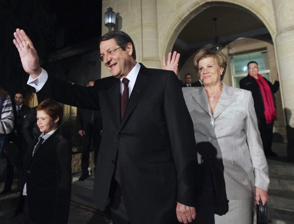 Nikos Anastasiadis (i) saludan a sus seguidores tras abandonar el palacio presidencial de Nicosia, Chipre.