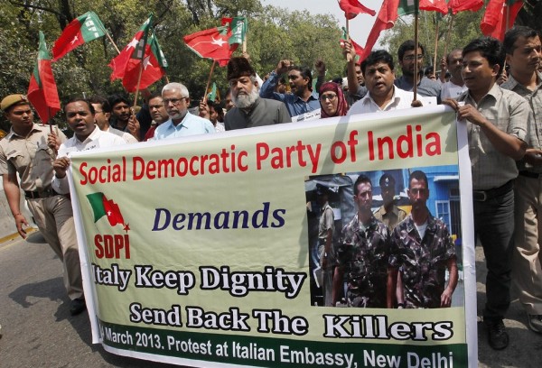 Indios protestan frente a la embajada italiana en Nueva Delhi.