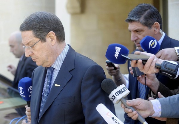 El presidente chipriota Nicos Anastasiades abandona el Palacio Presidencial.