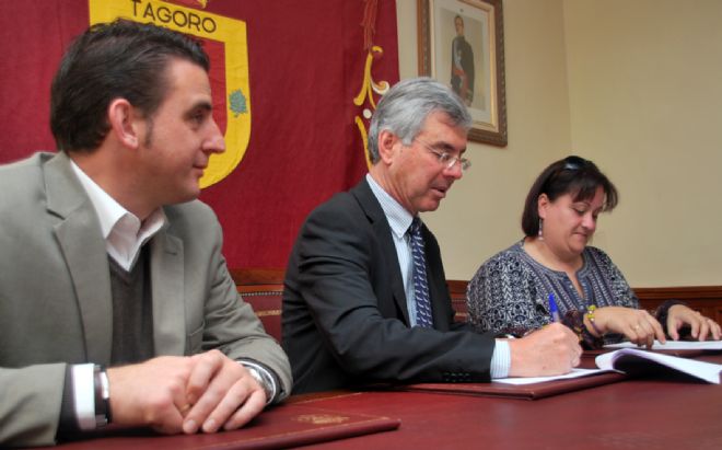 Carlos Medina, Álvaro Dávila y Fátima Pérez durante la firma del convenio en el consistorio.