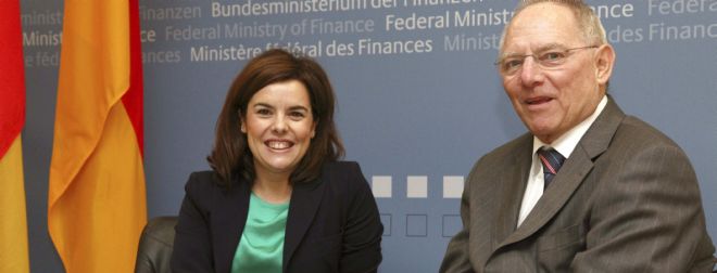La vicepresidenta del Gobierno español, Soraya Sáenz de Santamaría, conversa con el ministro alemán de Finanzas, Wolfgang Schäuble.