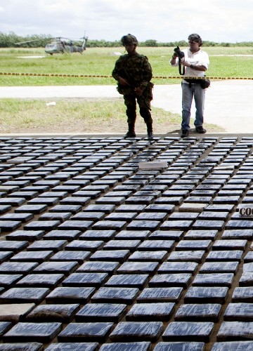 Integrantes del Ejército de Colombia presentan 3.9 toneladas de cocaína decomisadas el sábado 16 de marzo de 2013, en el municipio de Timbiquí, departamento de Cauca (Colombia). Según las autoridades, la cocaína pertenece a la guerrilla de las FARC.
