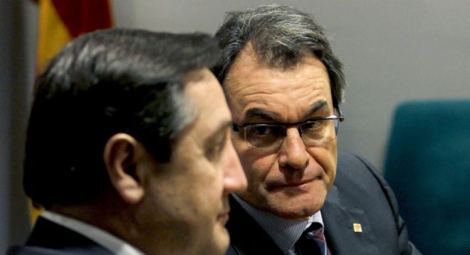 El presidente de CiU y de la Generalitat, Artur Mas, conversa con el secretario general de Unió, Josep Maria Pelegrí (i)