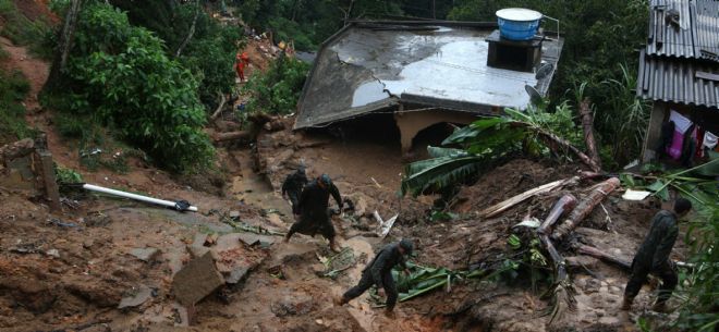Soldados trabajan en la zona de un deslizamiento provocado por las fuertes lluvias que afectan Petrópolis, Río de Janeiro (Brasil).