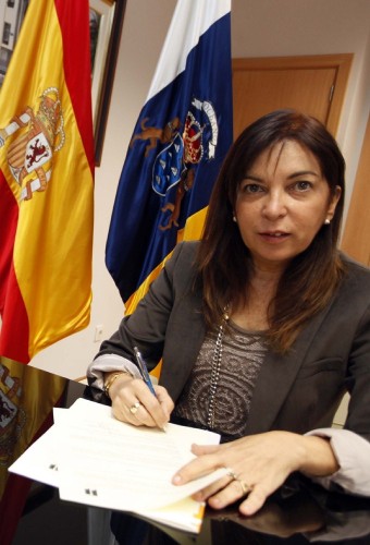 2011 Un Momento De La Firma.La consejera de Sanidad del Gobierno de Canarias, Brígida Mendoza.
