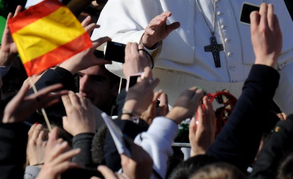 Plano detalle de la mano del papa Francisco saludando al público asistente a la misa solemne de inicio de su Pontificado en la plaza de San Pedro del Vaticano, el 19 de marzo del 2013.