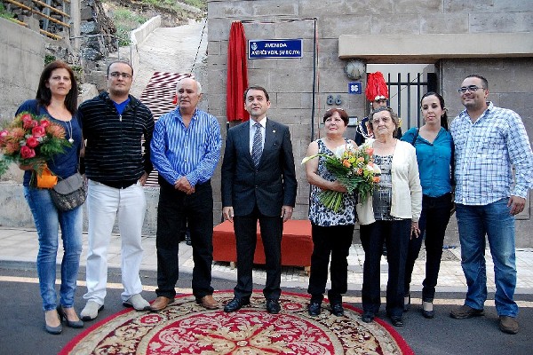 La familia del malogrado cantante, junto al alcalde, José Manuel Bermúdez, tras el descubrimiento de la placa.