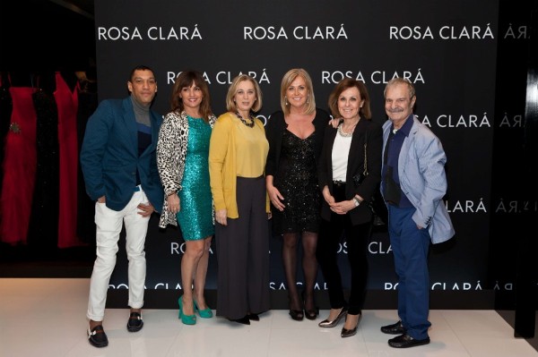 De izquierda a derecha, Elio Valderrama, Beatriz Cortazar, María Alcasa, Rosa Clará, Paloma Barrientos, y Jesús Mariñas posan durante la inauguración de la tienda en Miami, Florida (EEUU). 