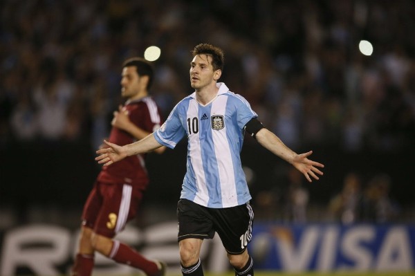 Lionel Messi (d) de la selección nacional de Argentina celebra su anotación ante Venezue el viernes 22.