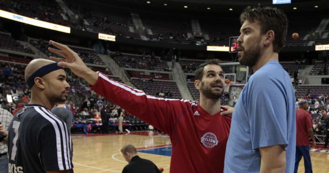 El jugador de los Pistons de Detroit, el español Jose Calderon (c) habla con Marc Gasol (d) y Jerryd Bayless (i).