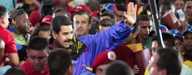 El presidente encargado de Venezuela, Nicolás Maduro (c), durante una visita a la localidad de Maracay, Estado Aragua (Venezuela).