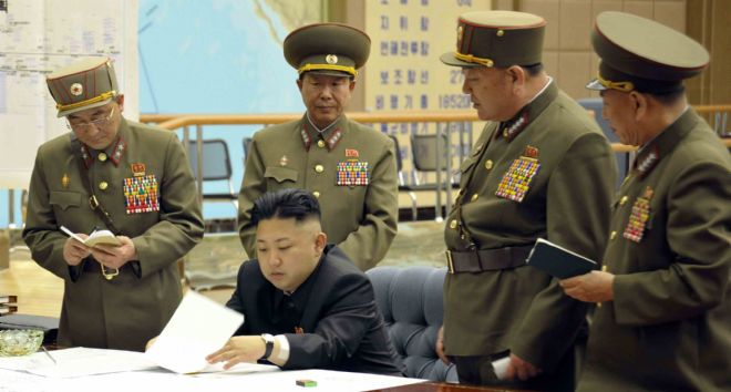 El líder norcoreano, Kim Jong-un (c), durante una reunión en la madrugada de este viernes en un lugar indeterminado
