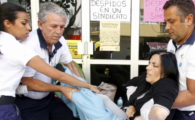 Personal sanitario trasladó a la extrabajadora de UGT en huelga de hambre, Mirian Pérez, a un centro médico la semana pasada.
