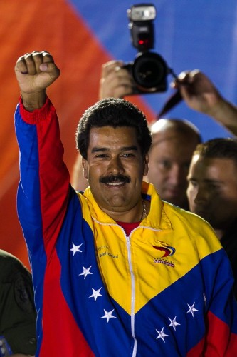 El candidato oficialista, Nicolás Maduro, saluda a los seguidores hoy, domingo 14 de abril de 2013, en Caracas, luego del anuncio de su victoria para suceder a Hugo Chávez al frente del Gobierno hasta el 2019, según informó la presidenta del Consejo Nacional Electoral (CNE), Tibisay Lucena. Con el 99,12% de los votos escrutados Maduro logró 7.505.338, el 50,66 % de la votación, mientras que el candidato de la oposición, Henrique Capriles, obtuvo 7.270.403, para un 49,07% de los votos.