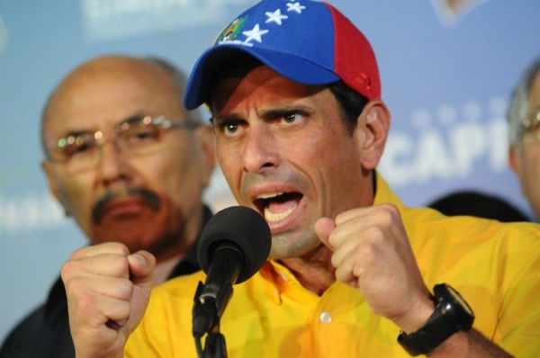 El candidato de la oposición a la Presidencia de Venezuela, Henrique Capriles, habla en una declaración pública hoy, lunes 15 de abril de 2013, en Caracas, donde aseguró que no reconocerá los resultados en las elecciones presidenciales, que dieron la victoria al candidato chavista, Nicolás Maduro, a quien considera el perdedor de los comicios. El Consejo Nacional Electoral (CNE) anunció que con el 99,12% de los votos escrutados Maduro logró 7.505.338, (50.66 % de la votación), 234.935 votos más que Capriles, que obtuvo 7.270.403 (49.07% de los votos).
