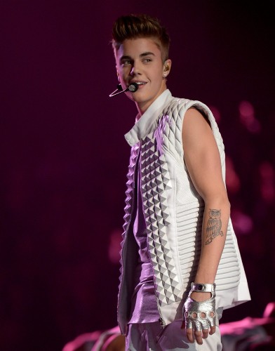 El cantante canadiense Justin Bieber se presenta durante la Pasarela Victoria's Secret 2012 hoy, miércoles 7 de noviembre de 2012, en Nueva York (EE.UU.).