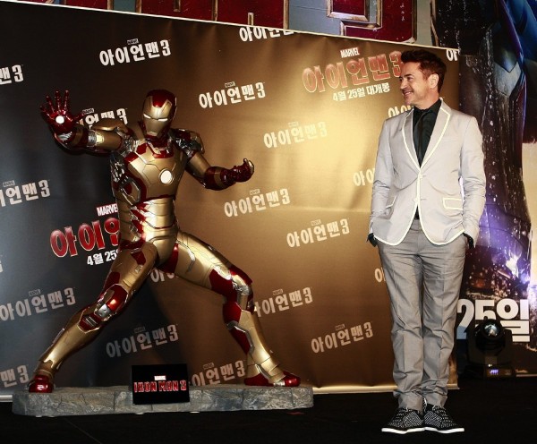El actor estadounidense Robert Downey Jr. posa durante una rueda de prensa para promocionar la película 