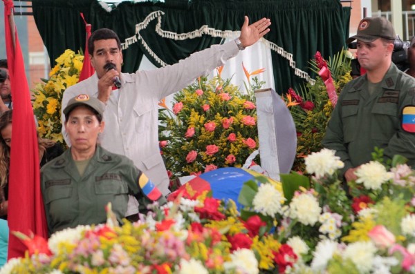 Nicolás Maduro, durante el velorio de una de las personas fallecidas en los incidentes registrados el lunes.
