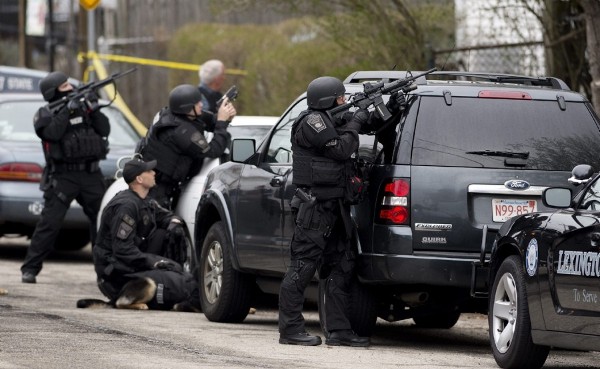 Agentes del cuerpo de elite SWAT participan en la operación de búsqueda y captura de los dos sospechosos de los atentados de Boston, en la localidad de Watertown, al oeste de Boston, hoy, viernes 19 de abril de 2013.